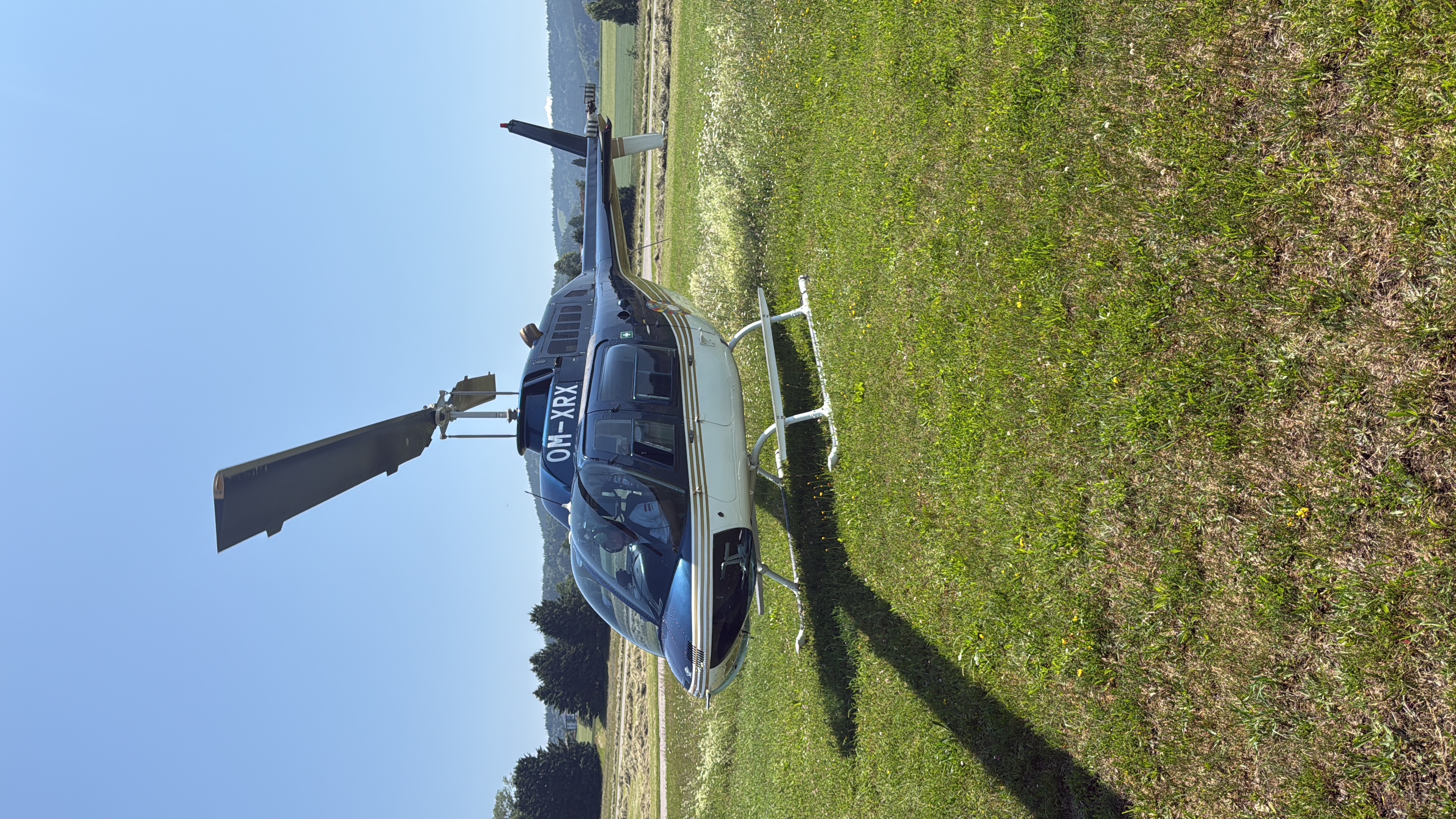 Hubschrauber am Boden bei Sonnenuntergang