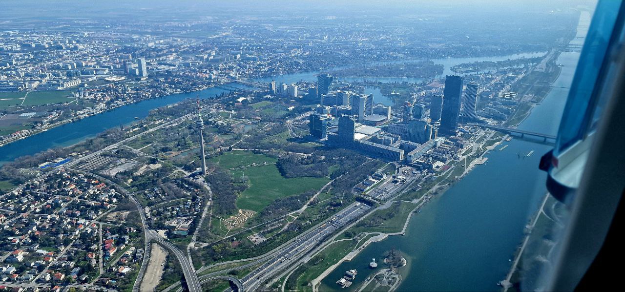 Berufspilot Kastner am Hubschrauber